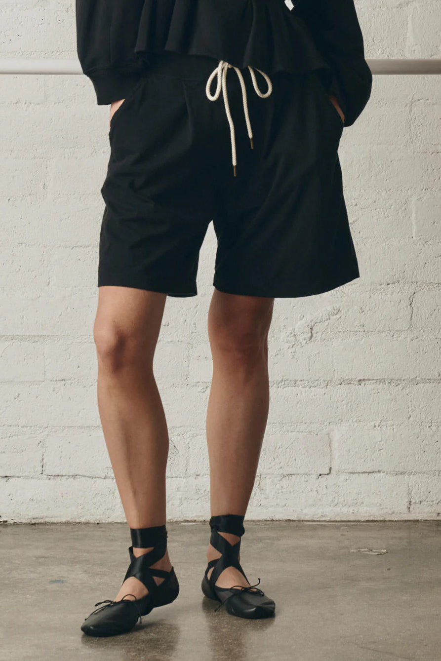 Relaxed trouser short in black