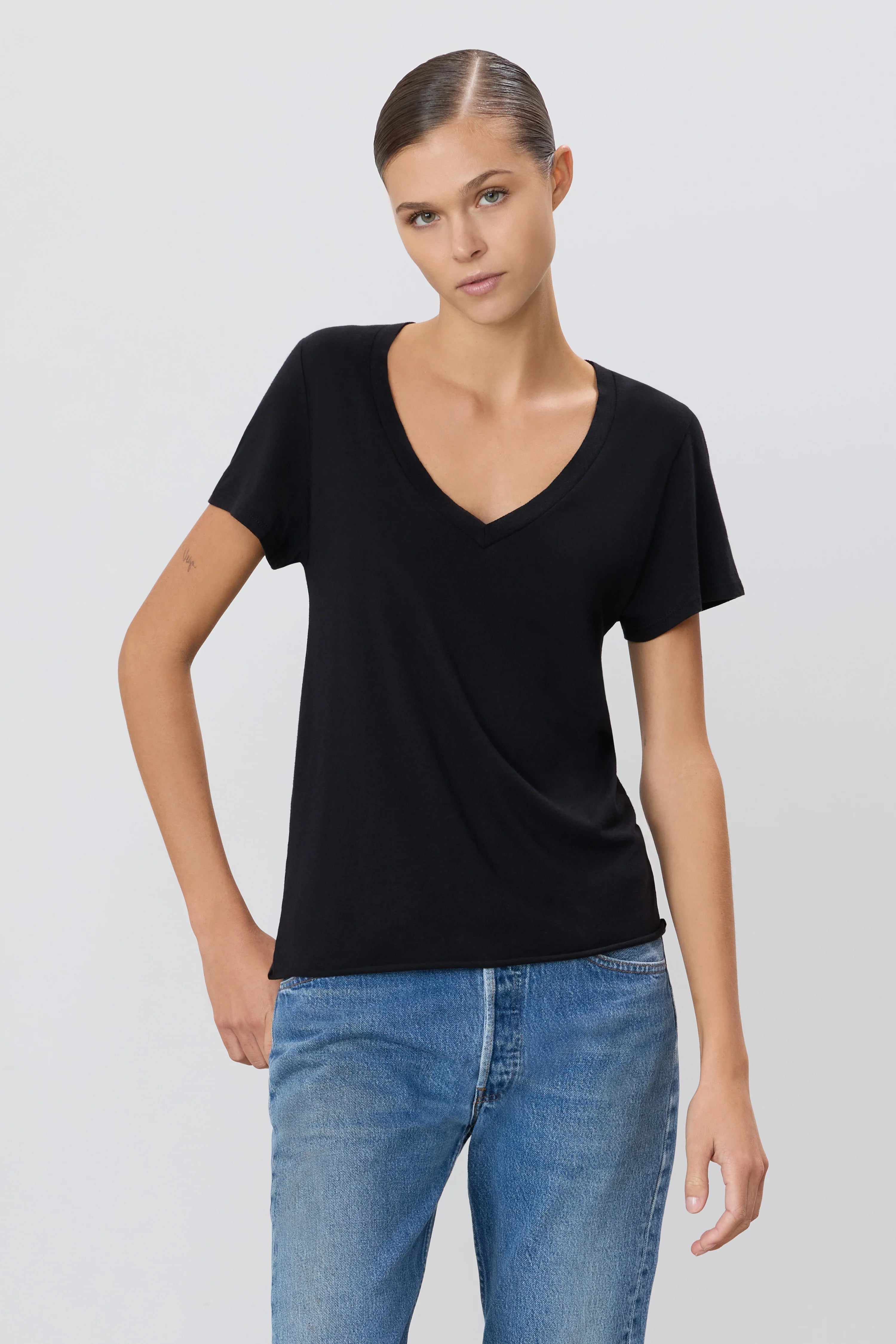 Éterne Chloe V Neck Tee in Black | Shop Eleanor