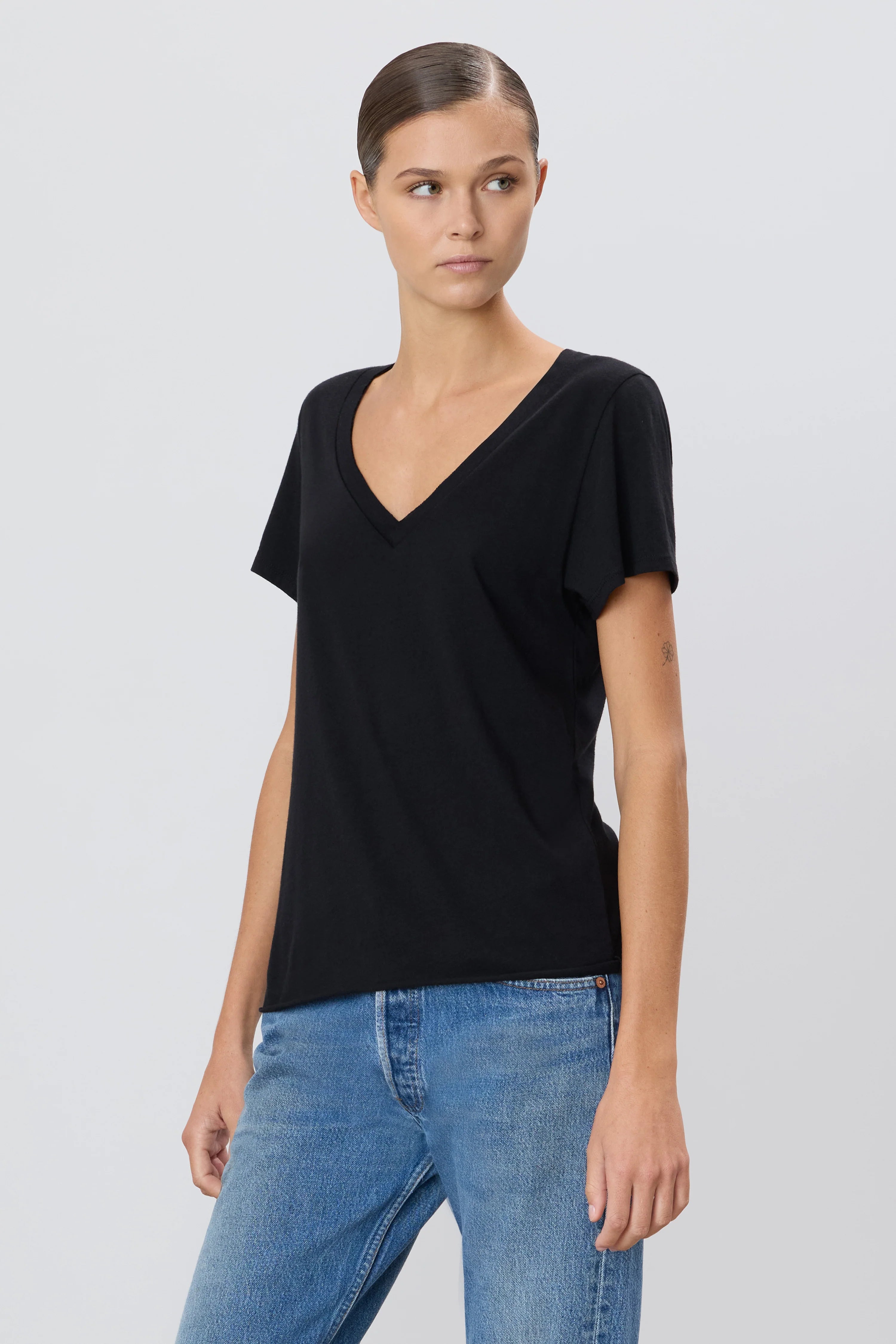 Éterne Basic V Neck Tee in Black | Shop Eleanor