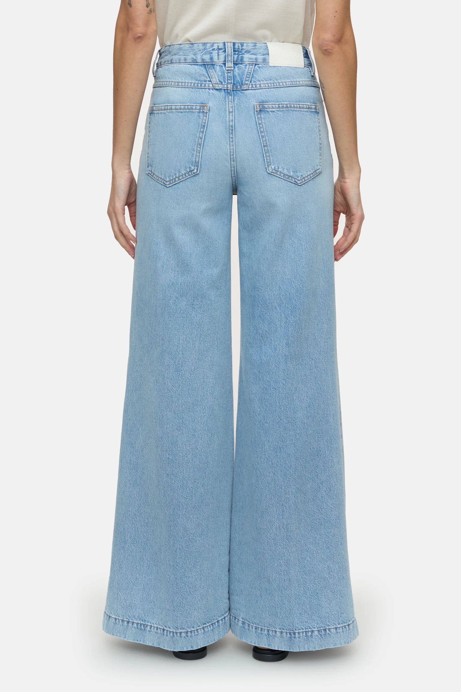 CLOSED Glow Up Wide Leg Jean in Light Blue | Shop Eleanor