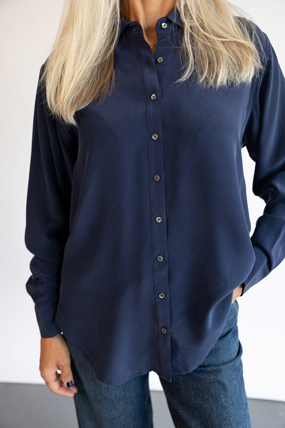 The Xírena Beau Shirt in Navy