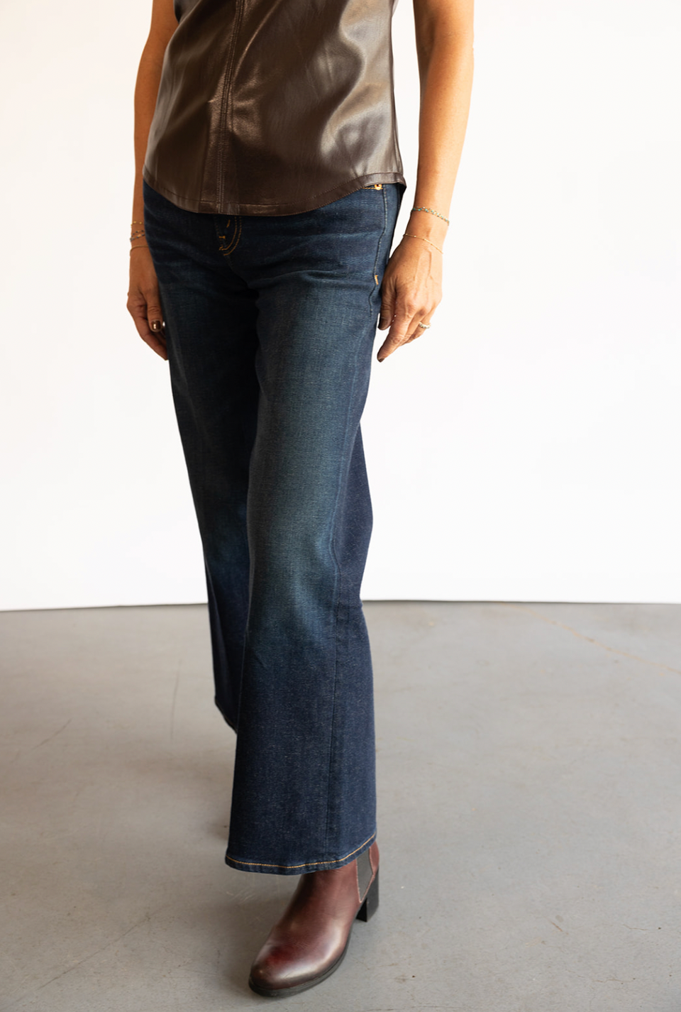 The RE/DONE Mid Rise Wide Leg Crop in Dark Blue 